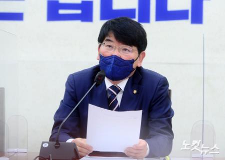 발언하는 박완주 정책위의장