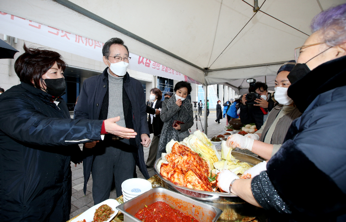 지난 22일 전북서 열린 통일 김장 행사. 연합뉴스