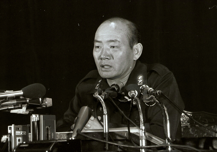 1979년 11월 6일 전두환 당시 계엄사 합동 수사 본부장이 박정희 전 대통령 사망사건 관련 발표를 하고 있는 모습. 연합뉴스