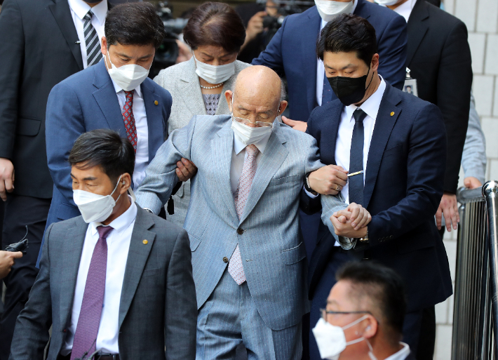 지난 8월 9일 광주에서 열린 항소심 재판에 출석한 전씨가 25분만에 건강 이상을 호소하며 퇴청하는 공식 석상에 노출된 마지막 모습. 연합뉴스