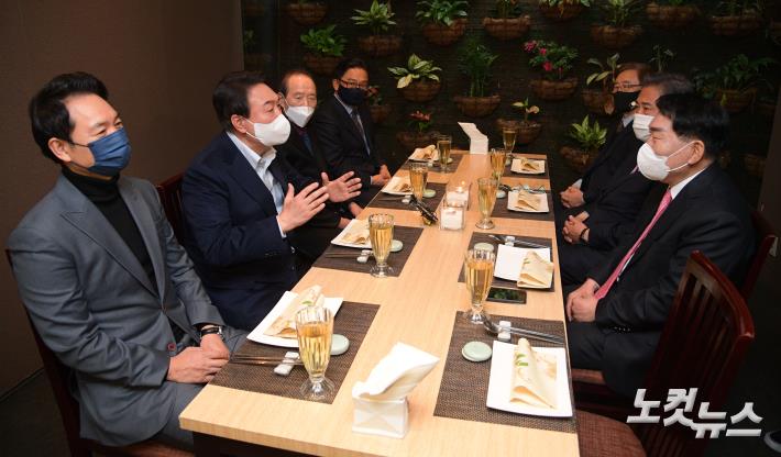 윤석열, 당내 대선 경선후보들과 오찬