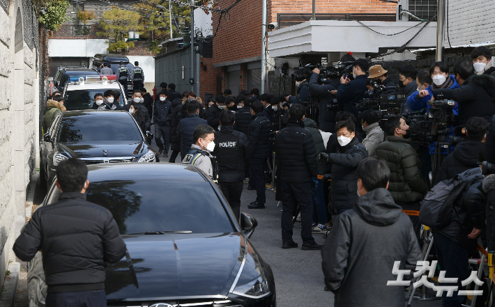 전직 대통령 전두환 씨가 사망한 23일 서울 서대문구 연희동 자택앞에 경찰 및 취재진들이 대기하고 있다. 이한형 기자
