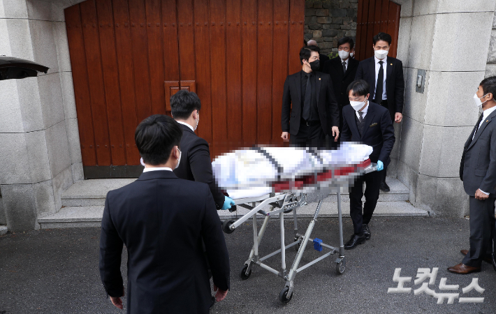 전직 대통령 전두환 씨가 사망한 23일 서울 서대문구 연희동 자택 앞에서 전 씨의 시신이 운구되고 있다. 이한형 기자