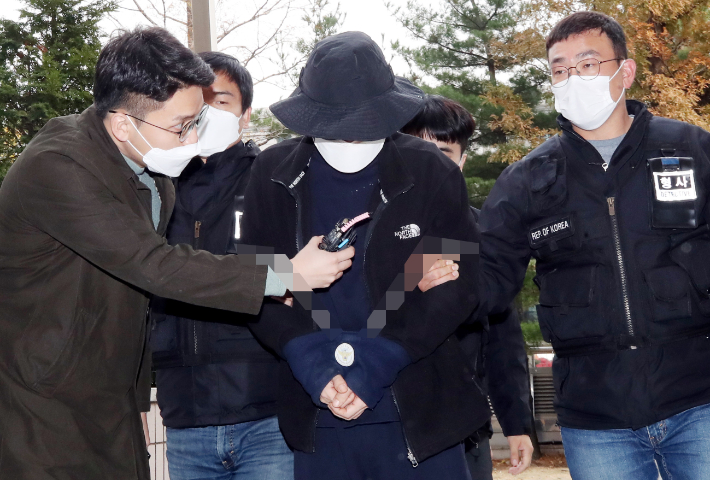 지난 17일 구속 전 피의자 심문을 받기 전 인천시 미추홀구 인천지방법원에 들어선 40대 피의자. 연합뉴스