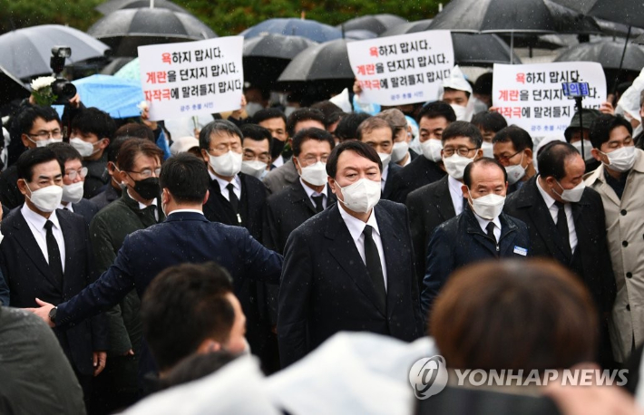 국민의힘 윤석열 대선 후보가 10일 오후 광주 북구 5·18 민주묘지를 찾았지만, 방문을 반대하는 시민들에 막혀 묘역 근처에서 멈춰 서있다. 연합뉴스