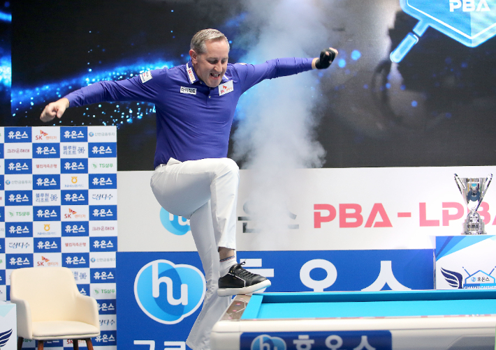 '휴온스 PBA-LPBA 챔피언십' 우승을 확정한 뒤 당구대 위로 뛰어오르는 레펜스. 고양=PBA