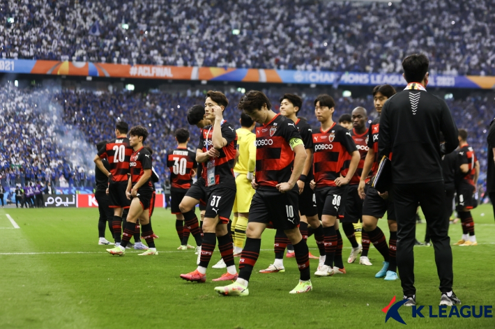 아쉬워 하는 포항 스틸러스 선수들. 한국프로축구연맹 제공