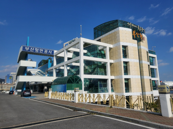 부산항만공사 현재의 사옥.이 건물은 1998년 부산~거제간 연안여객터미널건물로 건설됐으며,부산항만공사가 리모델링을 거쳐 사옥으로 사용하고 있다.사무실 용도에 맞지않아 매년 수십건의 수리를 할 정도로 노후 건물이다.부산항만공사 제공.