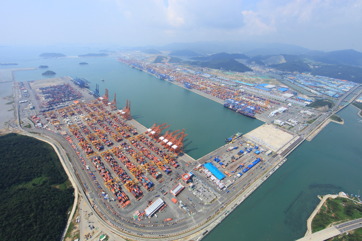 부산항만공사(BPA)가 부산항을 컨테이너 물동량 처리기준으로 세계7대항만으로 성장시켰지만 18년째 제대로 된 사옥을 갖지 못해 국제적인 위상에 흠집이 생기고 있다는 지적이 줄기차게 제기되고 있다. 부산항만공사 제공