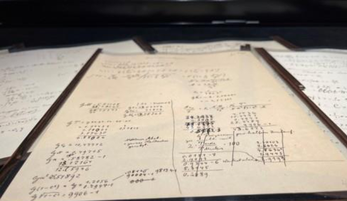 23일(현지시간) 프랑스 파리에서 열린 경매에서 알베르트 아인슈타인의 일반상대성이론 수식이 담긴 자필 원고가 약 155억원에 낙찰됐다. 연합뉴스