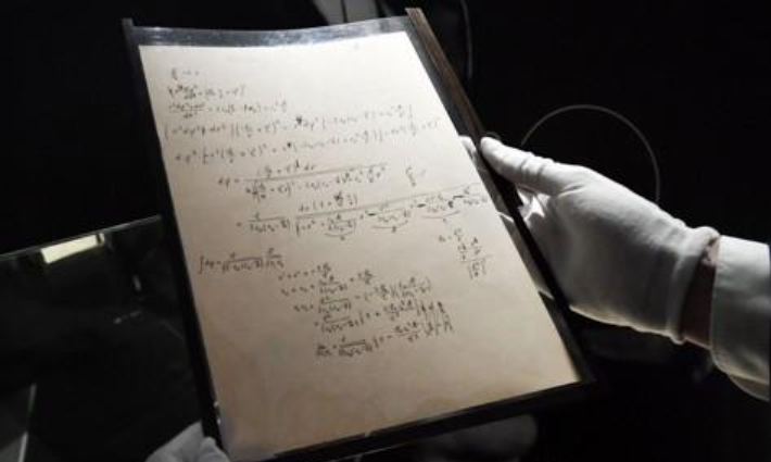 23일(현지시간) 프랑스 파리에서 열린 경매에서 알베르트 아인슈타인의 일반상대성이론 수식이 담긴 자필 원고가 약 155억원에 낙찰됐다. 연합뉴스