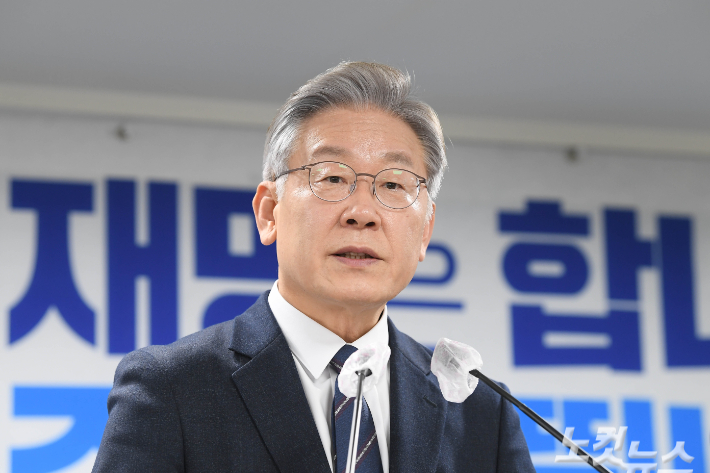더불어민주당 이재명 대선 후보가 24일 오후 서울 여의도 중앙당사에서 핵심 당직자 일괄 사퇴와 관련해 기자들의 질문에 답하고 있다. 국회사진기자단