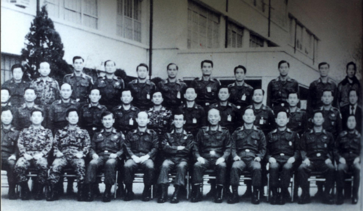 사진은 1979년 12.12 군사반란 이후 서울 보안사령부에서 기념촬영하는 신군부 세력. 앞줄 왼쪽에서 네 번째가 노태우씨, 다섯 번째가 전두환씨. 연합뉴스