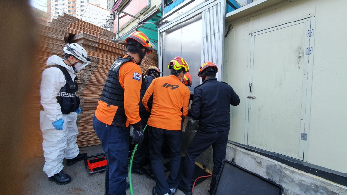 24일 부산 사하구 화물용 승강기 안전사고 현장에서 119구조대가 승강기에 깔린 A씨를 구조하고 있다. 부산소방재난본부 제공