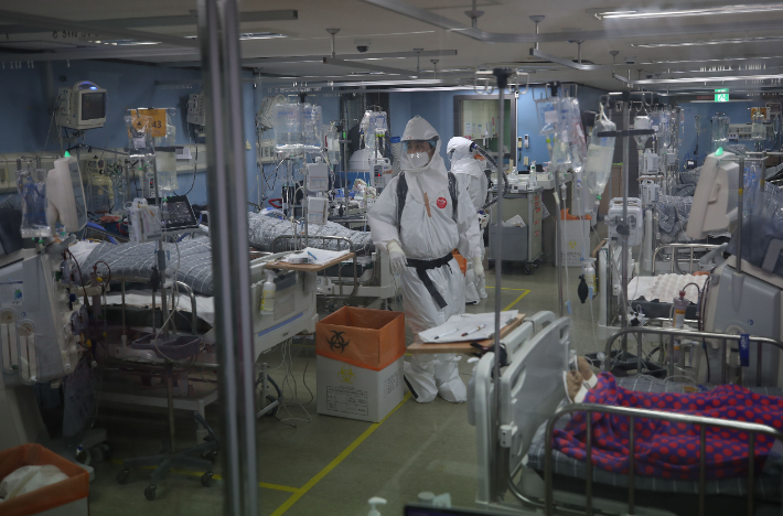 24일 코로나19 거점전담병원인 평택 박애병원의 중환자실에서 의료진이 진료를 하고 있다. 연합뉴스