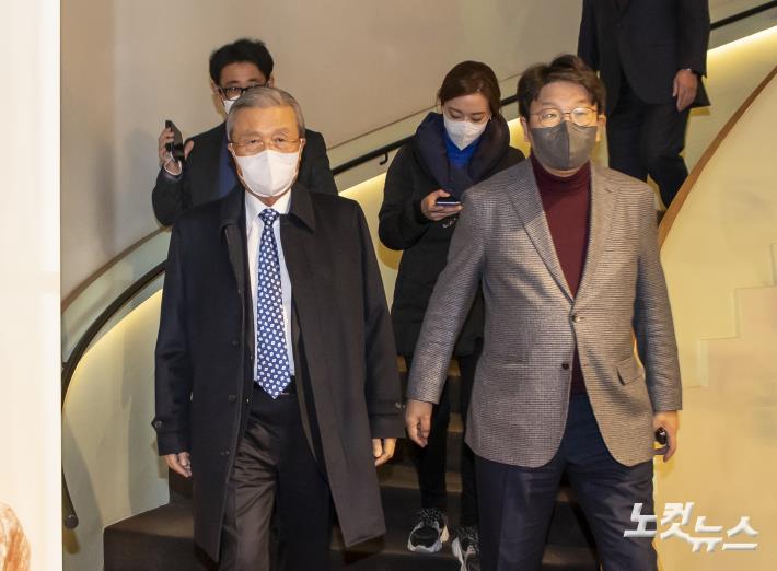 24일 김종인 전 국민의힘 비상대책위원장이 윤석열 국민의힘 대선후보와 만찬 회동을 하기 위해 서울시내의 한 식당으로 들어가고 있다.