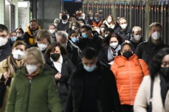 마스크를 쓰고 걸어가는 시민들. 연합뉴스