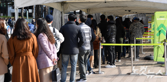코로나19 위중증환자가 549명으로 역대 최다를 기록한 23일 서울광장에 마련된 임시선별검사소를 찾은 시민들이 검사를 받기 위해 줄을 서 있다. 박종민 기자