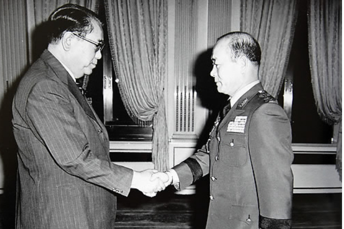 1980년 8월 최규하 대통령이 전두환 육군 대장의 진급신고를 받고 악수하는 모습. 연합뉴스