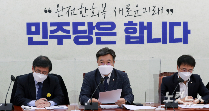 윤호중 더불어민주당 원내대표(가운데)가 25일 국회에서 열린 원내대책회의에서 발언하고 있다. 윤창원 기자