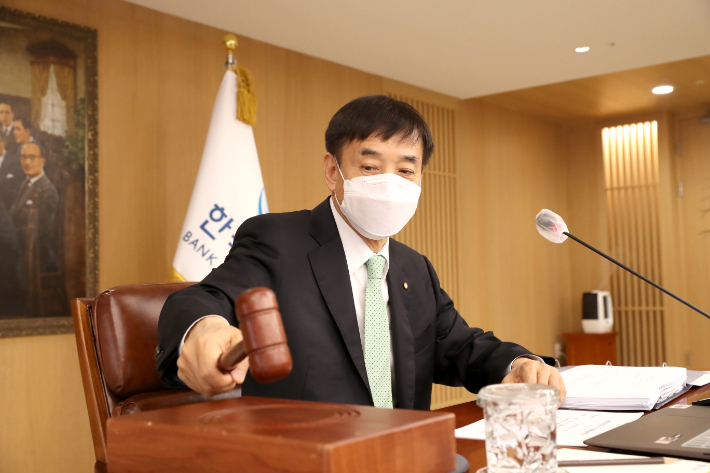 의사봉 두드리는 이주열 한은 총재. 한국은행 제공