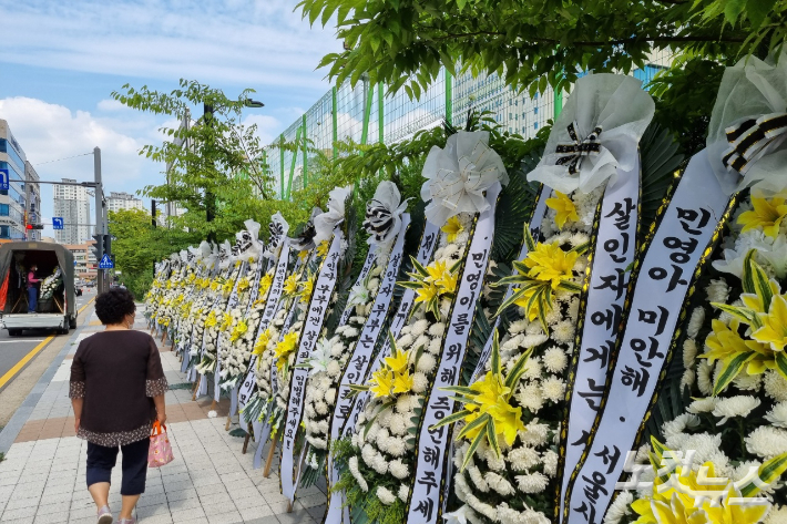 지난 7월 두 살 입양아 '민영이'의 사망 소식이 알려지자 전국 각지의 시민들이 수원지검 앞에 추모 근조화환을 설치했다. 정성욱 기자