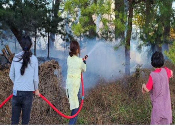 주민들이 비상 소화장치를 이용해 화재를 진압하는 모습. 강원도소방본부 제공