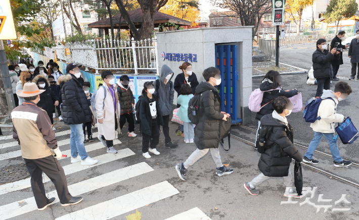 전국 초·중·고교 전면등교가 실시된 지난 22일 서울 용산구 금양초등교에서 학생들이 등교하고 있다. 사진공동취재단