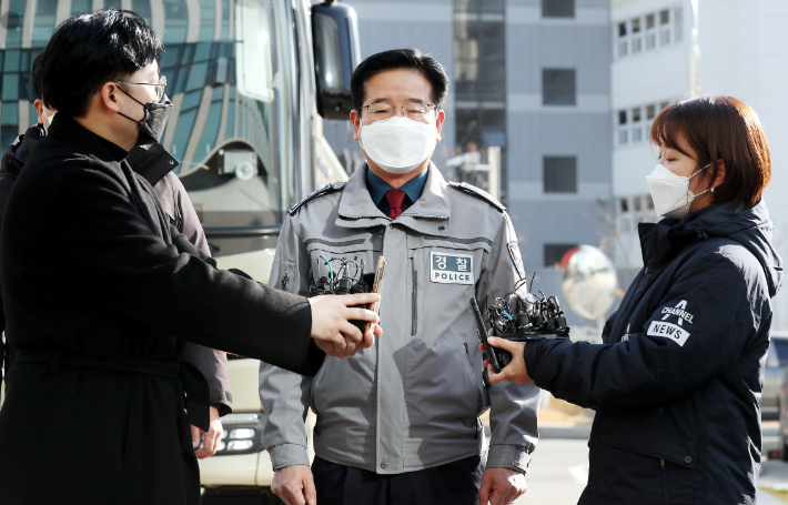 김창룡 경찰청장이 25일 오후 인천시 남동구 논현경찰서 앞에서 취재진에게 방문 이유를 밝히고 있다. 연합뉴스
