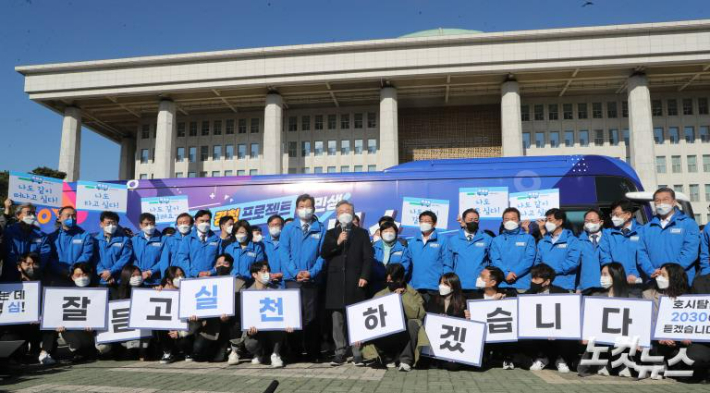 지난 12일 국회 본관 앞에서 더불어민주당 이재명 대선후보가 매타버스(매주 타는 민생버스)를 출발하기에 앞서 발언을 하고 있다. 윤창원 기자