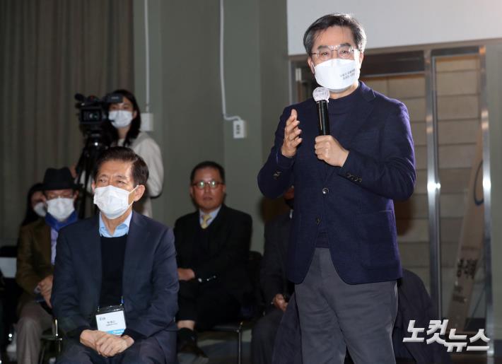 강연자에게 질문하는 김동연의 유쾌한 반란