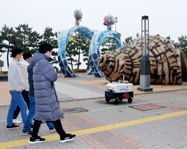 대천해수욕장 방역에 투입되는 방역 로봇. 보령시 제공