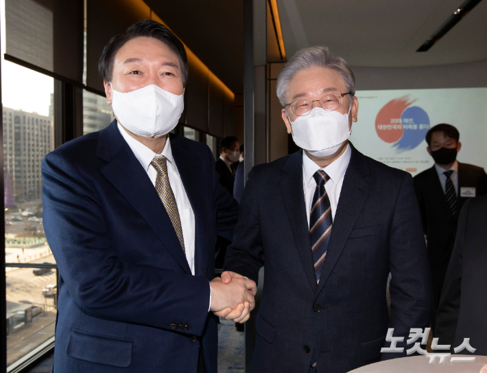 이재명 더불어민주당 대선 후보(오른쪽)와 윤석열 국민의힘 대선 후보. 국회사진취재단