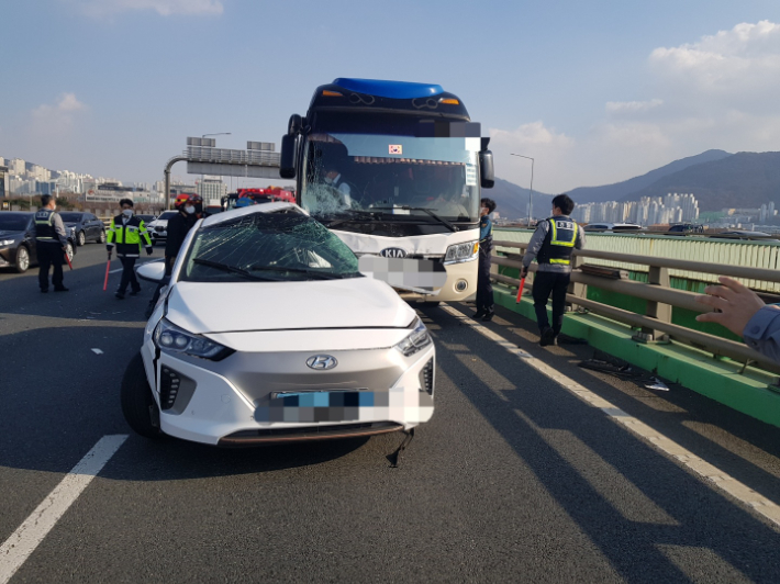 25일 부산 서부산낙동강교 추돌 사고 현장. 부산경찰청 제공
