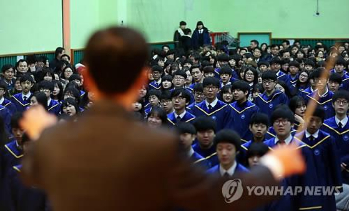 졸업식에서 교가부르는 학생들(사진은 본 기사와 관련없음). 연합뉴스