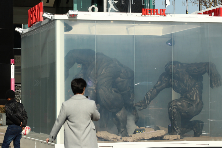 24일 오후 서울 강남구 코엑스에 설치된 넷플릭스 오리지널 '지옥' 체험존에서 시민들이 사진을 찍고 있다. 연합뉴스