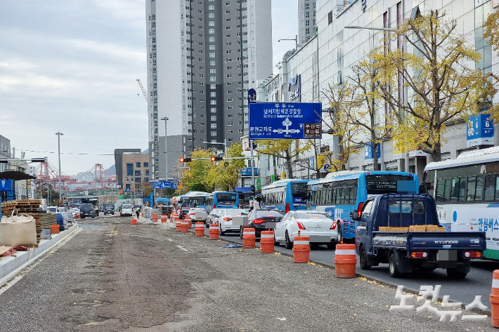 부산진시장 앞 중앙대로 일대에서BRT 공사가 진행되면서 도로에 극심한 혼잡이 빚어지고 있다. 송호재 기자