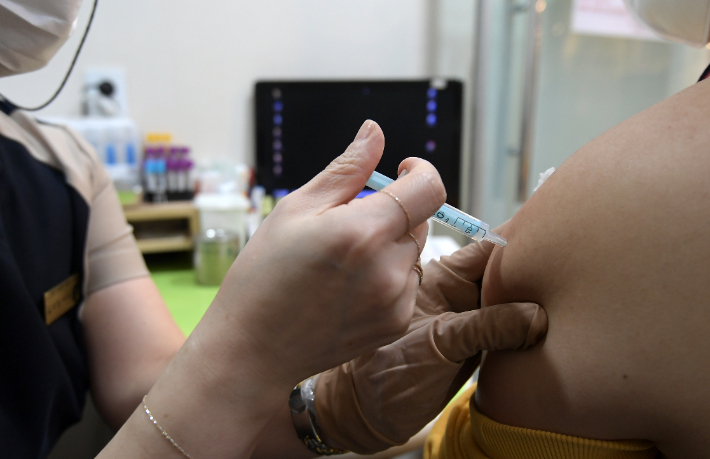 서울 양천구의 한 병원에서 한 시민들이 모던나 백신을 접종하고 있다. 이한형 기자