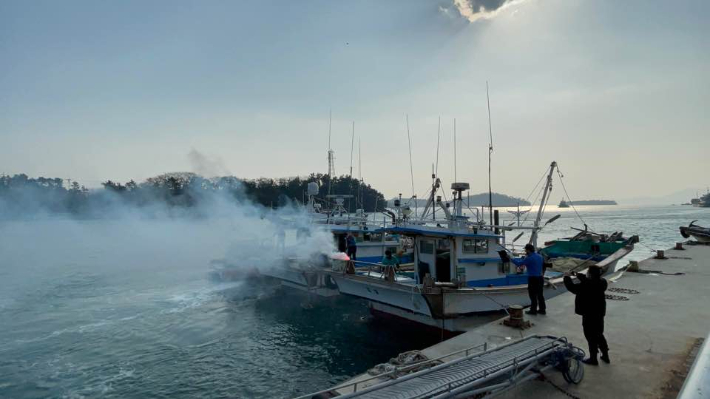 여수해양경찰서는 여수소방서, 민간해양구조대와 합동으로 지난 25일 여수 국동항에서 민‧관 화재 진압훈련을 실시했다. 여수해경 제공