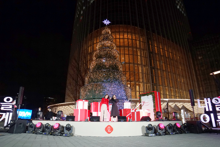 롯데월드타워는 스와로브스키와 협업해 3만여개 크리스털로 장식된 15m 크리스마스 트리를 점등했다. 롯데물산 제공 
