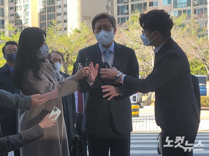공직선거법 위반 혐의로 기소된 박형준 부산시장이 26일 첫 공판에 출석했다.  박중석 기자