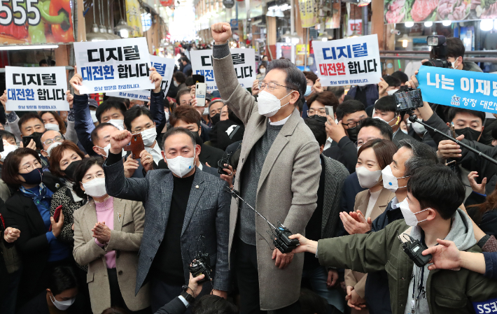 더불어민주당 이재명 대선후보가 26일 오전 전남 목포시 동부시장을 방문, 즉석연설을 하고 있다. 연합뉴스