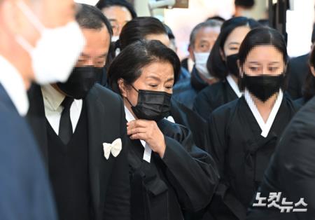 서울추모공원 도착한 이순자씨와 유족들