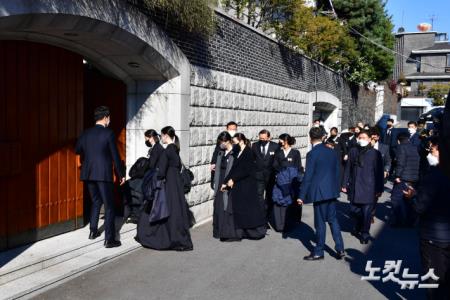 27일 오후 서울 서대문구 연희동 자택으로 전직 대통령 故 전두환 씨의 영정과 수공함이 도착하고 가족들이 뒤를 따르고 있다.