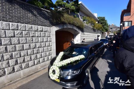27일 오후 서울 서대문구 연희동 자택으로 전직 대통령 故 전두환 씨의 영정과 수공함이 도착하고 있다.