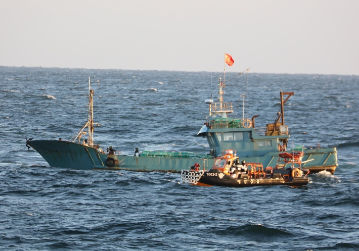 서해5도 인근 해역에서 불법조업 중국어선을 단속하는 해양경찰 모습. 사진 연합뉴스