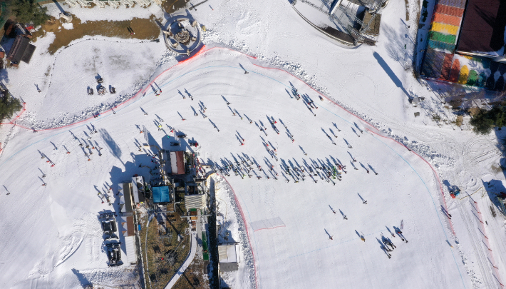 지난 26일 강원 평창군 용평리조트 핑크 슬로프에서 본격적인 스키 시즌을 알리는 퍼포먼스가 펼쳐지고 있다. 연합뉴스