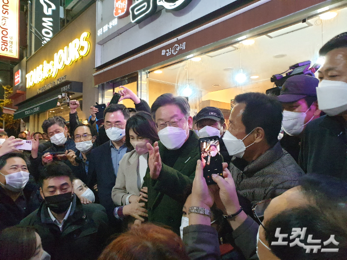 더불어민주당 이재명 대선 후보와 김혜경 여사가 순천 연향동 패션거리에서 지지자들과 만나고 있다. 최창민 기자