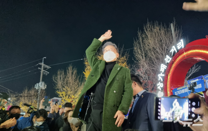 더불어민주당 이재명 대선 후보가 순천 연향동 패션거리에서 즉석 연설을 하던 도중 손을 번쩍 들어보이며 지지를 호소하고 있다. 최창민 기자