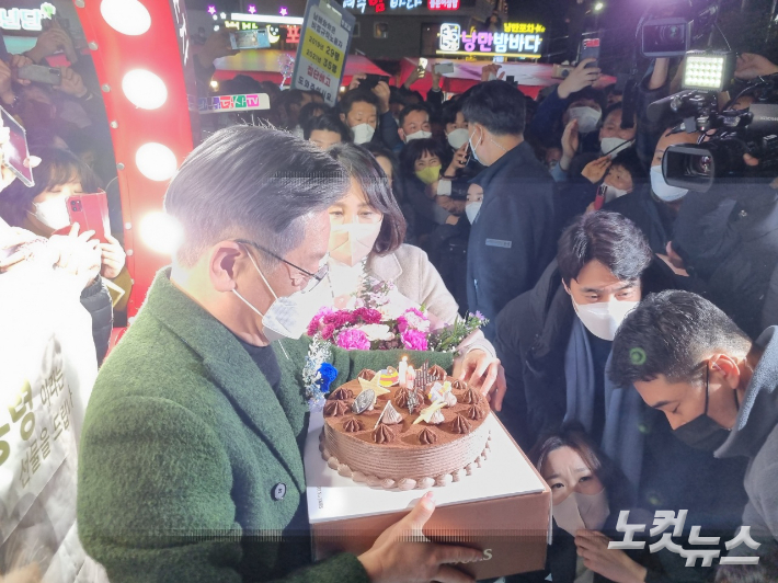 27일 찾은 전남 여수시 낭만포차 광장에서 생일 축하를 받고 있는 이재명 더불어민주당 대선후보. 박사라 기자 